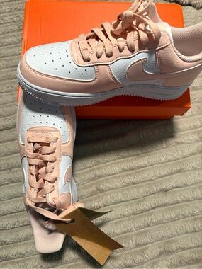 Nike Low-Top Sneakers - White & Light Pink women’s size 7.5 BNWT AT-5/56